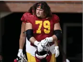  ?? KEITH BIRMINGHAM — STAFF PHOTOGRAPH­ER ?? Jonah Monheim, who has moved from left tackle to center, is a bright spot on the Trojans' offensive line.