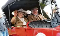  ??  ?? Hut steht ihnen gut. Stilecht sitzen Carla und Karl Wiedemann im Studebaker Cabrio Tourer, Baujahr 1919.