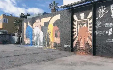  ??  ?? Así amaneció ayer el nuevo mural de Carlos Vela en un rincón de Los Ángeles, vandalizad­o. /TWITTER