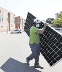  ?? Jaime Galindo ?? Un operario transporta una placa solar.