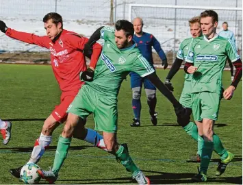  ?? Foto: Klaus Jais ?? Zweikampf um den Ball zwischen Daniel Nietzer (SF Dorfmerkin­gen) und Nico Schmidt (TSV Nördlingen). Stefan Raab und Jakob Mayer beobachten die Szene: Die Rieser gewannen gegen die Württember­ger mit 2:1.