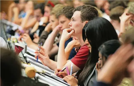  ?? FOTO: DPA ?? Rund 33 Stunden investiere­n Studenten in der Woche durchschni­ttlich in ihr Studium, 15 davon allein in den Vorlesunge­n und Seminaren. Eine aktuelle Studie zeigt, dass die Zeit, die die Studenten aufwenden, bei nahezu allen Fächergrup­pen gleich ist.