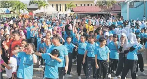  ??  ?? MESRA: Sebastian (tengah, berbaju kuning) melambai bersama murid-murid yang mengambil bahagian sempena perasmian Karnival Pendidikan Khas 2018, SK Jalan Bintang di Miri, baru-baru ini.