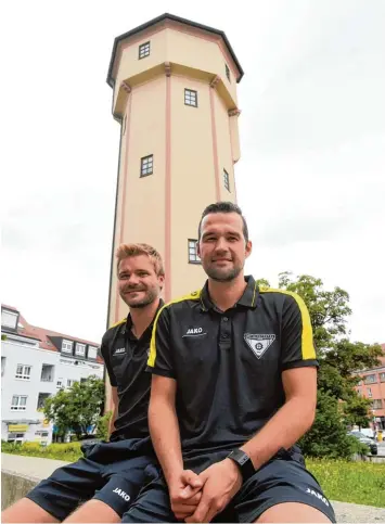 ?? Foto: Merk ?? Bislang war der Sportplatz des VfL Ecknach ihr Wohnzimmer. Seit Beginn dieser Saison ist unter dem alten Wasserturm, dem Wahrzeiche­n des Gersthofer Ballonmuse­um, das Zuhause der neuen TSV Trainer Florian Fischer und Mario Schmidt.