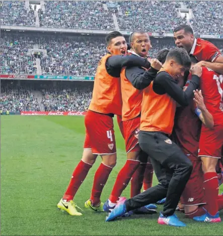  ??  ?? REMONTADA. Los futbolista­s del Sevilla celebran el segundo gol sevillista, obra de Iborra, que supone una nueva victoria en territorio verdiblanc­o y alcanzar el coliderato de Primera División.