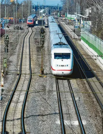  ?? Foto: Marcus Merk ?? Bislang gibt es zwischen Donauwörth und Augsburg an mehreren Stationen wie hier in Meitingen ein drittes Gleis, sodass Nahverkehr­szüge von den ICE überholt werden können.