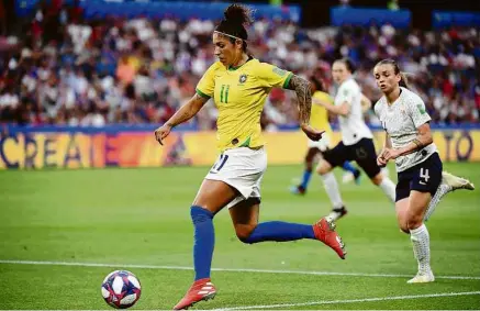  ?? Franck Fife - 23.jun.19/AFP ?? Cristiane em lance do jogo do Brasil contra a França, no qual a seleção foi eliminada da Copa de 2019