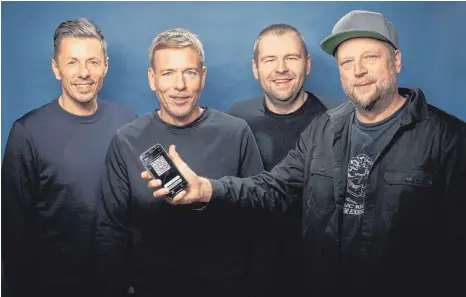  ?? FOTO: JENS OELLERMANN ?? Michi Beck (Fanta 4), Marcus Trojan und eingesetzt werden kann.
Patrick Hennig (nexenio Gmbh) sowie Smudo (Fanta 4, von links) stellen die Luca-app vor, die jetzt auch im Bodenseekr­eis