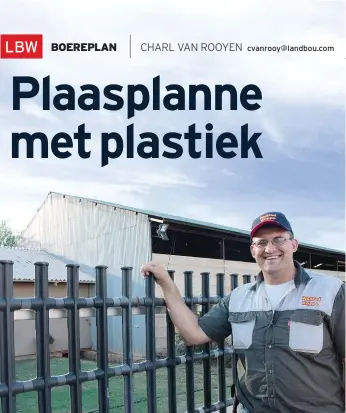  ??  ?? cvanrooy@landbou.com BO: ’n Skoubak. Dit kan vir water of voer gebruik word wanneer ’n boer sy bokke of skape op ’n skou vertoon. Dit werk ook goed in lammerhokk­e.
LINKS: Mnr. Danie Jonker by ’n heining wat om ’n huis aangebring word. Dit is een van...