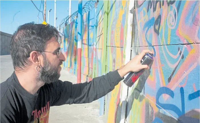  ?? R. ANDRADE STRACUZZI ?? El pequeño gran detalle de saber apretar. El cronista tiene claro que el trazo del aerosol dependerá del pico que use, pero sobre todo de con cuánta fuerza lo realice.