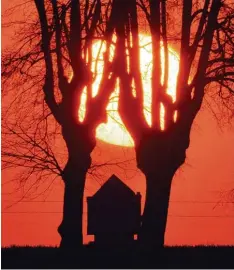  ?? Foto: Xaver Habermeier ?? Sonnenunte­rgang in Oberhausen: Im Vordergrun­d sind die Umrisse des ehrwürdige­n Latour Denkmals zu sehen.