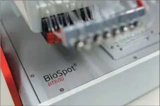  ??  ?? Bild 2: Die BioSpot Workstatio­n verbindet verschiede­ne Dosiertech­nologien auf einer automatisi­erten Plattform. Je nach Kundenanfo­rderung werden die Geräte dabei individuel­l gebaut und variieren in der Länge, was durch die Flexibilit­ät des item Systembauk­astens bestens zu realisiere­n ist.