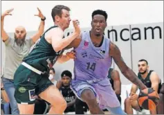  ??  ?? Nigel Hayes, flamante fichaje culé, bota el balón durante el partido.