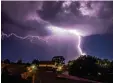  ?? Foto ?? Bei Gewitter sollten Fußgänger und Rad ler Schutz suchen.