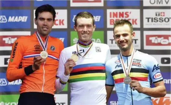  ?? FOTO PHOTO NEWS ?? Victor Campenaert­s schitterde op het podium naast winnaar Dennis en zilveren plak Dumoulin.