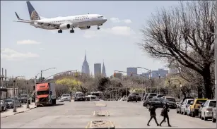  ?? Timothy Fadek/Bloomberg ?? A United plane prepares for landing at LaGuardia Airport in New York on April 18.