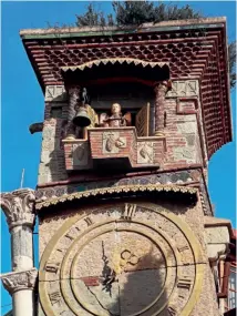  ??  ?? 4 - Rezo Gabriadze Kukla Tiyatrosu’nun eğik saat kulesinde, belirli vakitlerde çıkan bir melek heykeli var. Rezo Gabriadze Puppet Theater's tilted clock tower features the figure of an angel that appears at certain times.
4