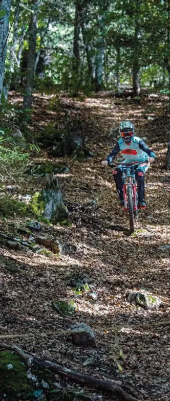  ??  ?? Toujours dans la pente, le corps vient naturellem­ent se poser à l’aplomb de la roue arrière avec une roue de 27.5’’, sans crainte de venir toucher. C’est plus efficace au freinage pour les riders de mois de 175 cm.