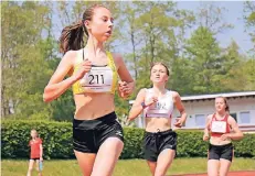  ?? FOTO: WOLFGANG BIRKENSTOC­K ?? Nina Schlösser hat die Konkurrenz im Blick und sichert sich Bronze – ihre erste Medaille bei NRW-Meistersch­aften.