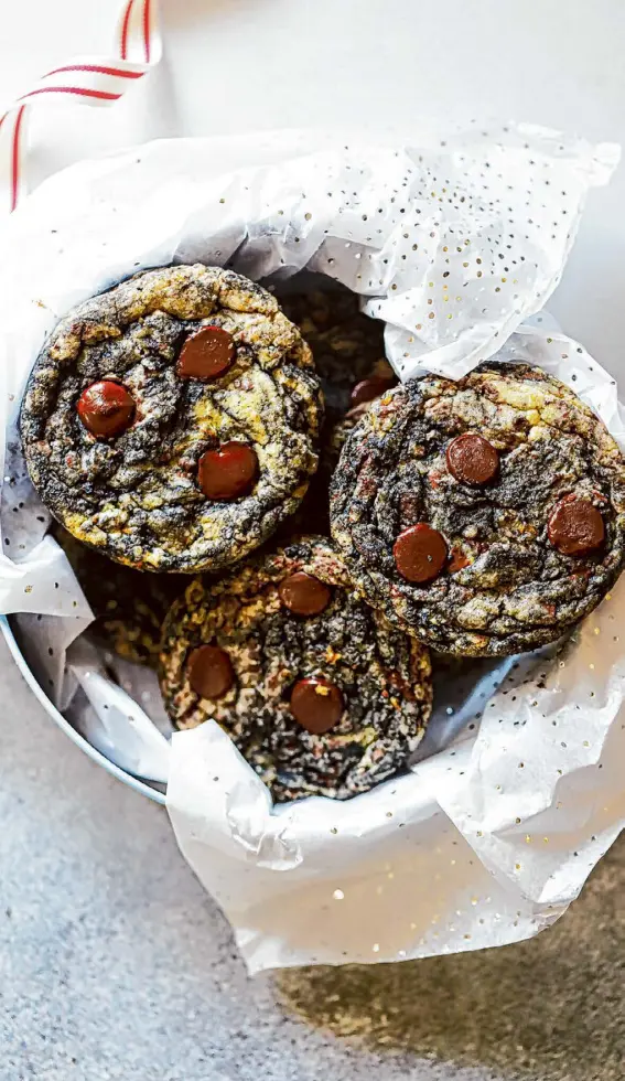  ?? Amisha Gurbani/Special to the Chronicle ?? Give chocolate chip cookies a boost with nutty black sesame and orange zest.