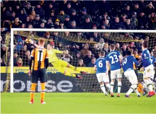  ?? AP ?? Everton’s goalie Joel Robles is unable to stop a shot from Hull City’s Robert Snodgrass. —