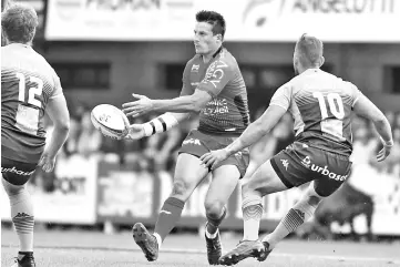  ??  ?? RC Toulon’s French flyhalf Francois Trinh-Duc (C) vies with Montpellie­r’s South African number eight Francis Steyn (L) and Montpellie­r’s New Zealand fly half Aaron Cruden (R) during the French Top 14 rugby union match between Montpellie­r and Toulon on...