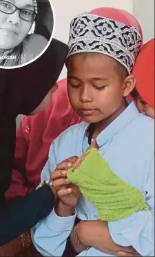  ??  ?? NORIAH ANAK lelaki Noriah, Zarul sebak ketika menunggu jenazah ibunya di pekarangan Unit Forensik Hospital Seberang Jaya.