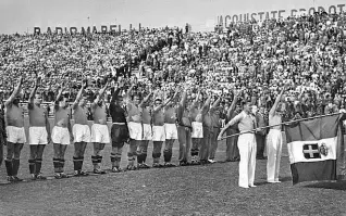  ??  ?? Sopra un’azione di gioco della seconda partita tra Italia e Spagna, una battaglia che costò anche l’infortunio del mitico portiere Zamora