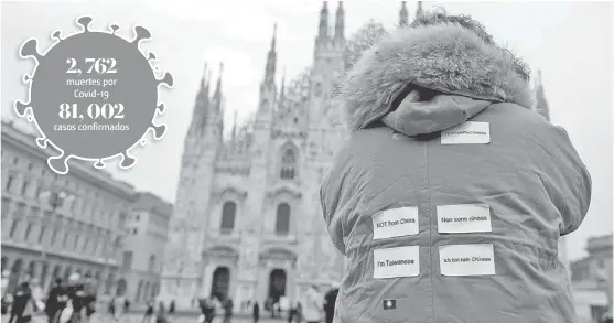  ?? REUTERS ?? En Milán, ciudad italiana afectada por el brote, una turista de Taiwán pegó calcomanía­s en su espalda.