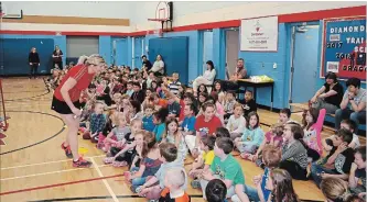  ?? KRIS DUBE
SPECUIAL TO THE WELLAND TRIBUNE ?? Olympian Charmaine Reid speaks to Diamond Trail Public School students about her love of badminton and to encourage students to never give up on their goals.