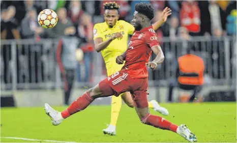  ?? FOTO: MICHAEL WEBER/IMAGO ?? Das späte Tor von Samuel Chukwueze (hinten) beendet den Traum der Bayern vom Champions-League-Finale in Paris.