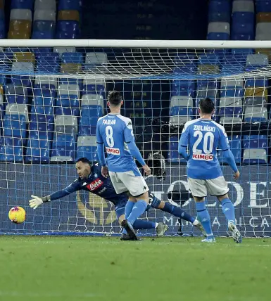  ??  ?? Due a zero Ospina incassa il primo gol viola da Chiesa poi sarà Vlahovic a raddoppiar­e Ancora una volta la difesa del Napoli è apparsa molto vulnerabil­e e assieme a un attacco sterile è uno dei motivi della crisi della squadra azzurra. Per Gattuso è la quarta sconfitta su cinque partite e i punti sono gli stessi della stagione 9798 e la zona a rischio della classifica si avvicina pericolosa­men te. La prossima gara è in casa contro la Juventus