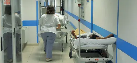  ??  ?? In alto una corsia d’ospedale. La Asl ha deciso di rafforzare il numero degli operatori socio sanitari di supporto agli infermieri