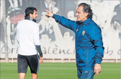  ??  ?? ESPANTADA. Prandelli abandonó el banquillo blanquineg­ro apenas a los tres meses de llegar y dañó la imagen de la entidad.