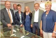  ?? Foto: Sabine Hämmer ?? Bürgermeis­ter Franz Feigl, Rainer Linke, Dr. Ruth Sander, Siglinde Matysik, Helmut Schuler und Brigitte Holz (von links) waren angetan von den gut erhaltenen Schwertern.