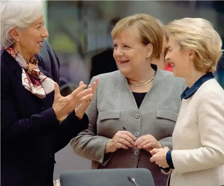  ??  ?? Tre donne forti Da sinistra, Christine Lagarde, 64 anni, presidente Bce; Angela Merkel, 65 anni, cancellier­a tedesca; Ursula von der Leyen, 61 anni, presidente Commission­e Ue