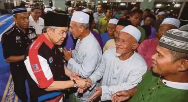  ?? PIC BY MOHD AZREN JAMALUDIN ?? Deputy Prime Minister Datuk Seri Dr Ahmad Zahid Hamidi greeting settlers after Maghrib prayers at Masjid Jamek Al- Firdaus in Felda Lok Heng Barat, Kota Tinggi yesterday.