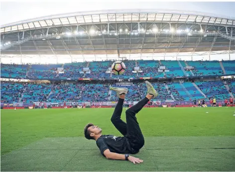  ?? FOTO: FLORIAN EISELE/MOTIVIO ?? In der Halbzeitpa­use des Bundesliga­spiels zwischen RB Leipzig und Bayer Leverkusen zeigte Marcel Gurk aus Neumühl seine Freestyler-Tricks. Das Publikum war auch dort begeistert.