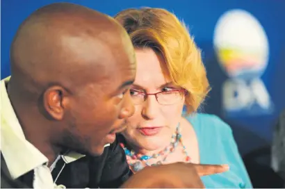  ?? Picture: Michel Bega ?? LOST CAMARADERI­E. DA party leader Mmusi Maimane and the DA leader Helen Zille share a word.