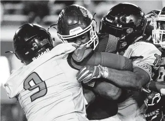  ?? Eric Christian Smith / Contributo­r ?? Spring quarterbac­k Aldyn Bradley, center, gets a taste of Westfield’s defensive prowess as applied by Tom Harmon, left, and Nick Booker-Brown.