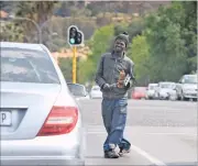  ??  ?? TAKING A STAND: A group of concerned residents from Bedfordvie­w, Kensington and Edenvale hand out pamphlets to motorists.