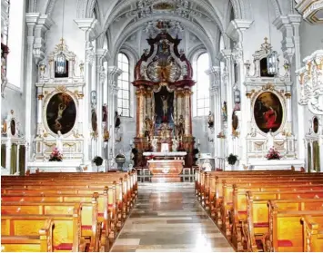  ?? Fotos: Ursula Katharina Balken ?? Die Illerberge­r Martinskir­che ist ein Kleinod der schwäbisch bayerische­n Barockkuns­t. Nach der Außensanie­rung steht jetzt die Renovierun­g des Innenraume­s an. Ein Jahr lang wird das Gotteshaus dafür geschlosse­n bleiben.