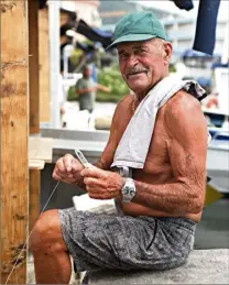  ??  ?? Aujourd’hui retraité, Roger,  ans, se dit enthousias­te à l’idée de voir ses collègues pêcheurs équipés d’un tel matériel.