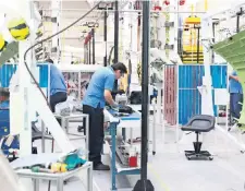  ??  ?? En México, las empresas del sector de manufactur­as tienen un promedio de vida de 9.7 años a partir de su conformaci­ón, según datos del Inegi.