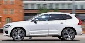  ?? FOTOS: HERSTELLER ?? Mit Luftfederu­ng bietet der Volvo CX 60 einen außergewöh­nlichen Fahrkomfor­t.