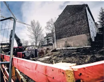  ?? RP-FOTO: ANDREAS BRETZ ?? So sieht aktuell die Baustelle an der Rosmarinst­raße in Flingern aus. Hier entstehen zwei Mehrfamili­enhäuser mit insgesamt 14 Wohneinhei­ten.