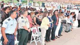  ??  ?? El gobierno lanzó ayer la campaña nacional de prevención contra las enfermedad­es virales zika, dengue y chikunguny­a, en un acto en la colonia Kennedy.