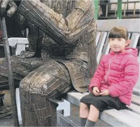  ?? ?? Annie Sawicki posing alongside the already created sculpture of the grandfathe­r.