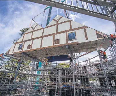  ?? Picture / Peter Meecham ?? The 17-tonne roof of the Pop-up Globe comes to rest atop the three-storey structure.