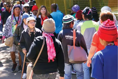  ?? (Milo Brioso/SunStar Baguio) ?? KEEPING WARM. Tourists wears bonnet and scarf to keep their body warm as temperatur­e in Baguio and Benguet continue to drop caused by the northeast monsoon or hanging Amihan.